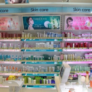 浙江展柜-合理的保养化妆品展柜可以减少不的开支
